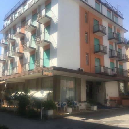 Hotel Britannia Lido di Jesolo Bagian luar foto