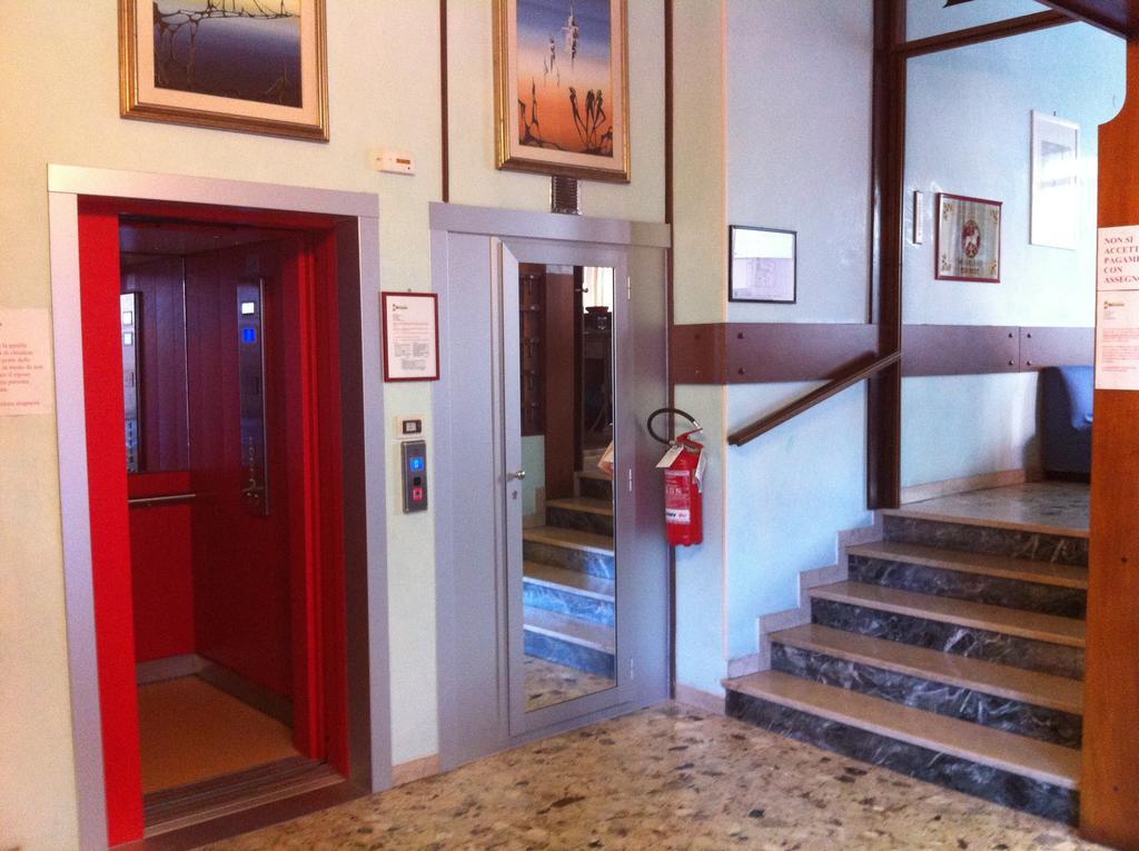 Hotel Britannia Lido di Jesolo Bagian luar foto